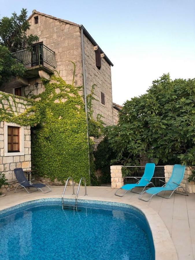 Holiday Home Villa Kastel Zrnovo Buitenkant foto