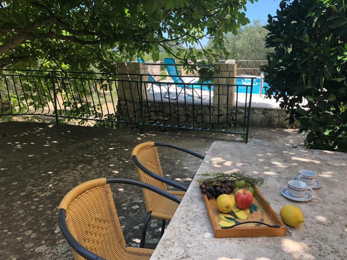 Holiday Home Villa Kastel Zrnovo Buitenkant foto