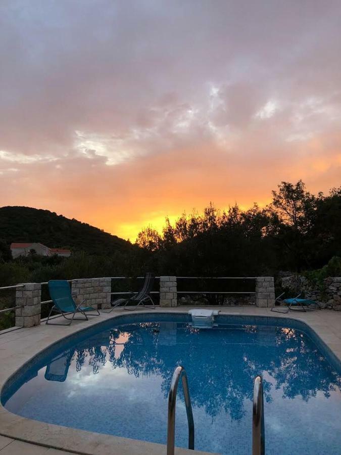 Holiday Home Villa Kastel Zrnovo Buitenkant foto